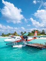 02.05.22 atolón ari, maldivas trans maldivian airways twin otter hidroaviones en el aeropuerto masculino mle en las maldivas. Estacionamiento de hidroaviones junto al embarcadero flotante de madera, Maldivas foto