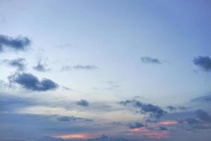 cielo azul fantástico con espacio de copia de nubes para banner o fondo de papel tapiz foto