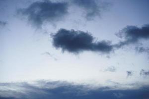 cielo azul fantástico con espacio de copia de nubes para banner o fondo de papel tapiz foto