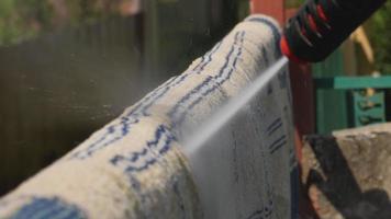 Cleaning the carpet with a gun for washing high pressure water video