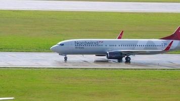 kazan, federación rusa 14 de septiembre de 2020 - nordwind airlines boeing 737 vp bse rodando para salir del aeropuerto internacional de kazan video