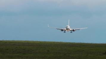 Landung eines zivilen Düsenflugzeugs, Ankunft am Flughafen, Vorderansicht auf Totale. tourismus- und reisekonzept. video