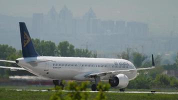 almaty, cazaquistão, 4 de maio de 2019 - avião da air astana taxiando na pista do aeroporto de almaty, cazaquistão. avião de passageiros dirigindo no aeródromo, tiro no escuro video