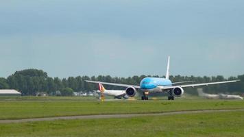 Ámsterdam, Países Bajos 24 de julio de 2017 - Klm Royal Dutch Airlines Boeing 777 ph bvc acelerar antes de la salida en la pista 36l polderbaan. Aeropuerto de Shiphol, Amsterdam, Holanda video