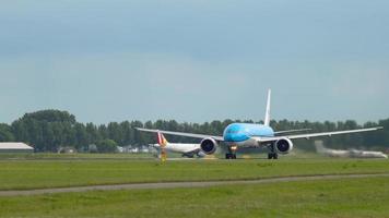 amsterdam, de nederländerna juli 24, 2017 - klm kunglig dutch flygbolag boeing 777 ph bvc accelerera innan avresa på bana 36l polderbaan. shiphol flygplats, amsterdam, holland video