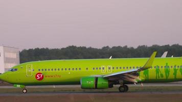 novosibirsk, Russisch federatie juni 10, 2020 - boeing 737 van s7 luchtvaartmaatschappijen remmen na landen Bij tolmachevo Internationale luchthaven, Novosibirsk video