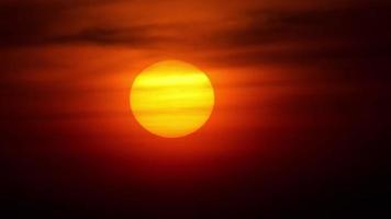 coucher de soleil sur le paysage océanique, plage de karon, phuket, thaïlande video