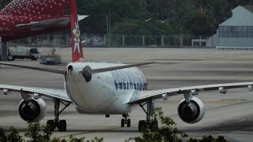 phuket, tailandia 1 de diciembre de 2016 - vista trasera del airbus a330 de edelweiss airlines en el aeropuerto internacional de phuket video
