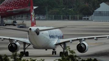 phuket, tailândia, 1º de dezembro de 2016 - vista traseira do airbus a330 da edelweiss airlines no aeroporto internacional de phuket video