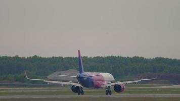 NOVOSIBIRSK, RUSSIAN FEDERATION JUNE 10, 2020 - WizzAir Airbus A321 HA LVB braking after landing, passenger airplane refit for cargo. Tolmachevo Airport, Novosibirsk video