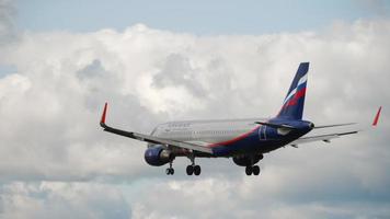 moscú, federación rusa 12 de septiembre de 2020 - aeroflot russian airlines a320 200 f. dostoyevsky vp bce aterrizando en la pista 24l en el aeropuerto internacional de sheremetyevo video