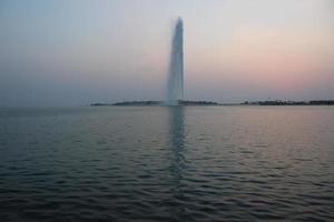 una hermosa y colorida puesta de sol en la cornisa de jeddah. foto