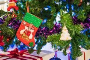 calcetines de navidad decorados adornos en abeto fondo de vacaciones de año nuevo foto