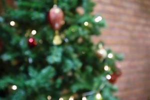 Desenfoque abstracto árbol de navidad decorado con adornos de fondo de vacaciones de año nuevo foto