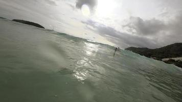 onde di marea sulla spiaggia di nai harn, tailandia video