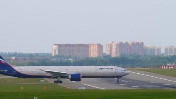 moscú, federación rusa 12 de septiembre de 2020 - aeroflot boeing 777 vp bgb rodando a la pista para la salida video