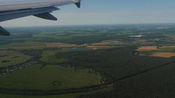 vue depuis la fenêtre de l'avion sur la ville verte d'été de kazan. vue de la ville depuis l'avion à l'atterrissage video