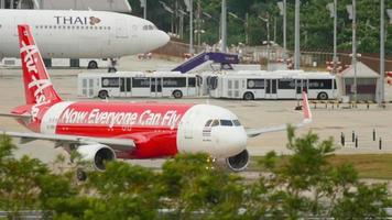 phuket, tailandia 4 de diciembre de 2016 - la aerolínea de bajo costo airasia se prepara para la salida del aeropuerto internacional de phuket video