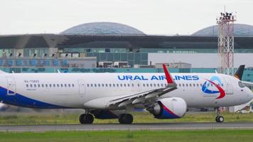 novosibirsk, federación rusa 15 de julio de 2022 - airbus a321, ra 73802 de ural airlines acelera antes del despegue en el aeropuerto de tolmachevo, novosibirsk. salida de avion comercial video