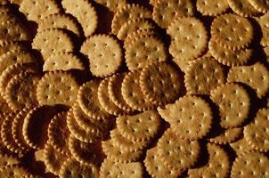 primer plano de galletas saladas foto