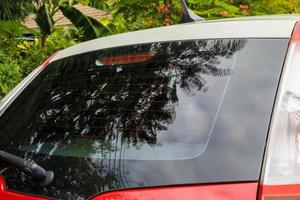 vista trasera de la ventana del coche rojo para la maqueta de la pegatina foto