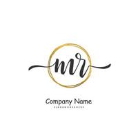 mr letra inicial y diseño de logotipo de firma con círculo. hermoso diseño de logotipo escrito a mano para moda, equipo, boda, logotipo de lujo. vector