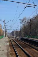 una estación de tren con andenes para esperar trenes foto