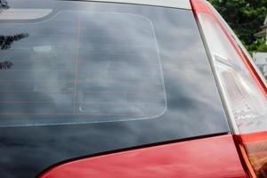 vista trasera de la ventana del coche rojo para la maqueta de la pegatina foto