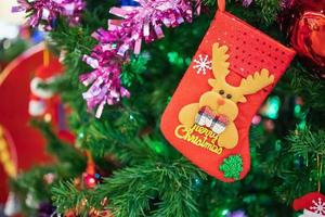 calcetines de navidad decorados adornos en abeto fondo de vacaciones de año nuevo foto