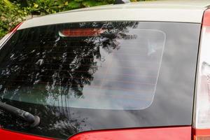 vista trasera de la ventana del coche rojo para la maqueta de la pegatina foto