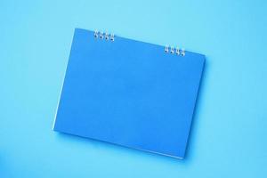 calendario en blanco vacío sobre fondo azul foto