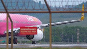 phuket, tailandia 5 de diciembre de 2016 - nok air boeing 737 hs dbe llamado flamingo rodando hasta la posición de inicio antes de la salida video