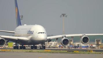 Frankfurt ben hoofd, Duitsland juli 19, 2017 - lufthansa luchtbus 380 taxiën naar begin. fraport, Frankfurt, Duitsland video