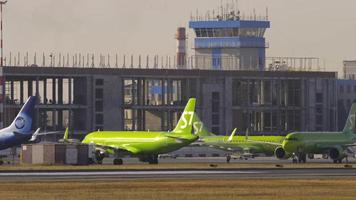 novosibirsk, federación rusa 20 de octubre de 2021 - aviones de s7 airlines rodando en la terminal del aeropuerto tolmachevo ovb. s7 airlines es una aerolínea rusa video