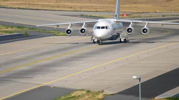 frankfurt am main, alemania 19 de julio de 2017 - aeropace británico 146 avro rj85 rodando después de aterrizar en la pista 25r. fraport, frankfurt, alemania video