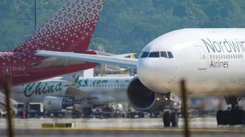 phuket, tailandia 29 de noviembre de 2018 - pasajero boeing 777 de nordwind airlines taxis en el aeropuerto de phuket. concepto de turismo video