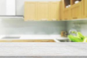 encimera de piedra de mármol blanco con fondo de cocina borroso foto