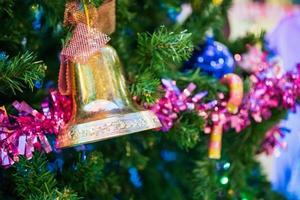 adornos de campana de navidad decorados en el fondo de vacaciones de año nuevo de abeto foto