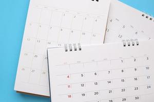 primer plano de la página del calendario sobre fondo azul concepto de reunión de cita de planificación empresarial foto