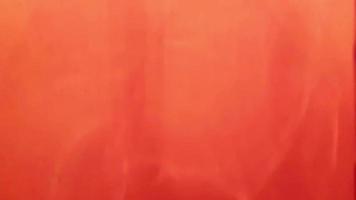 ombre d'ampoule se déplaçant sur un mur de couleur orange pour un concept abstrait et d'arrière-plan. video