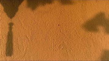 Cinese lanterna ombra soffiaggio a partire dal vento su dipinto arancia colore parete con spazio per testo per sfondo concetto. video