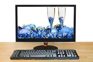 adornos azules y gafas en el monitor de escritorio de la pantalla foto