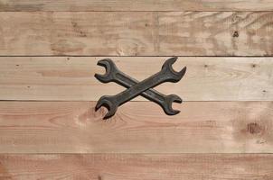 unas cuantas llaves oxidadas se encuentran sobre una mesa de madera en un taller