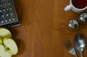 electrodomésticos de cocina sobre fondo de madera con espacio para texto foto