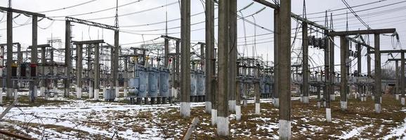 La central eléctrica es una estación de transformación. muchos cables, postes y alambres, transformadores. electro-energía. foto