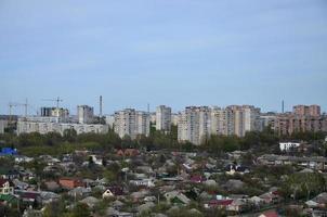 paisaje de un distrito industrial en la ciudad de Kharkov a vista de pájaro foto