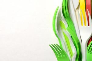 pila de utensilios de cocina de plástico amarillo brillante, verde y blanco electrodomésticos de un solo uso foto