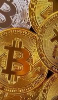muchos bitcoins dorados. concepto de criptomoneda y dinero virtual foto