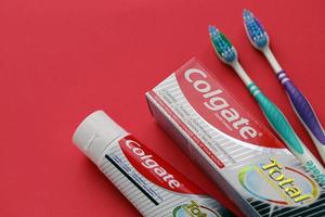 ternopil, ucrania - 23 de junio de 2022 pasta de dientes y cepillos de dientes colgate, una marca de productos de higiene bucal fabricados por la empresa estadounidense de bienes de consumo colgate-palmolive foto