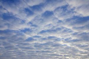 textura de un cielo nublado sombrío al amanecer foto